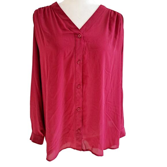 Covington Lightweight Button Up Top - Picture 1 of 7